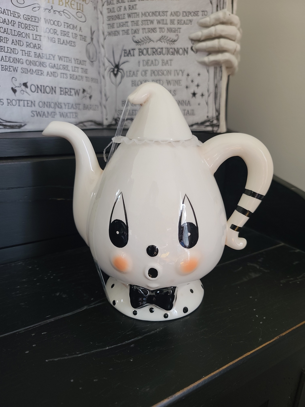 Johanba Parker "Gus The Ghost" Teapot Halloween Décor - White